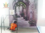 nhân viên thi công giấy dán tường