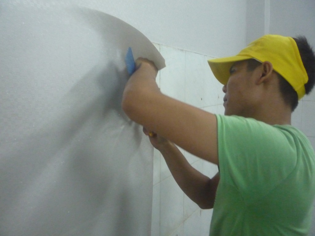 nhân viên thi công giấy dán tường