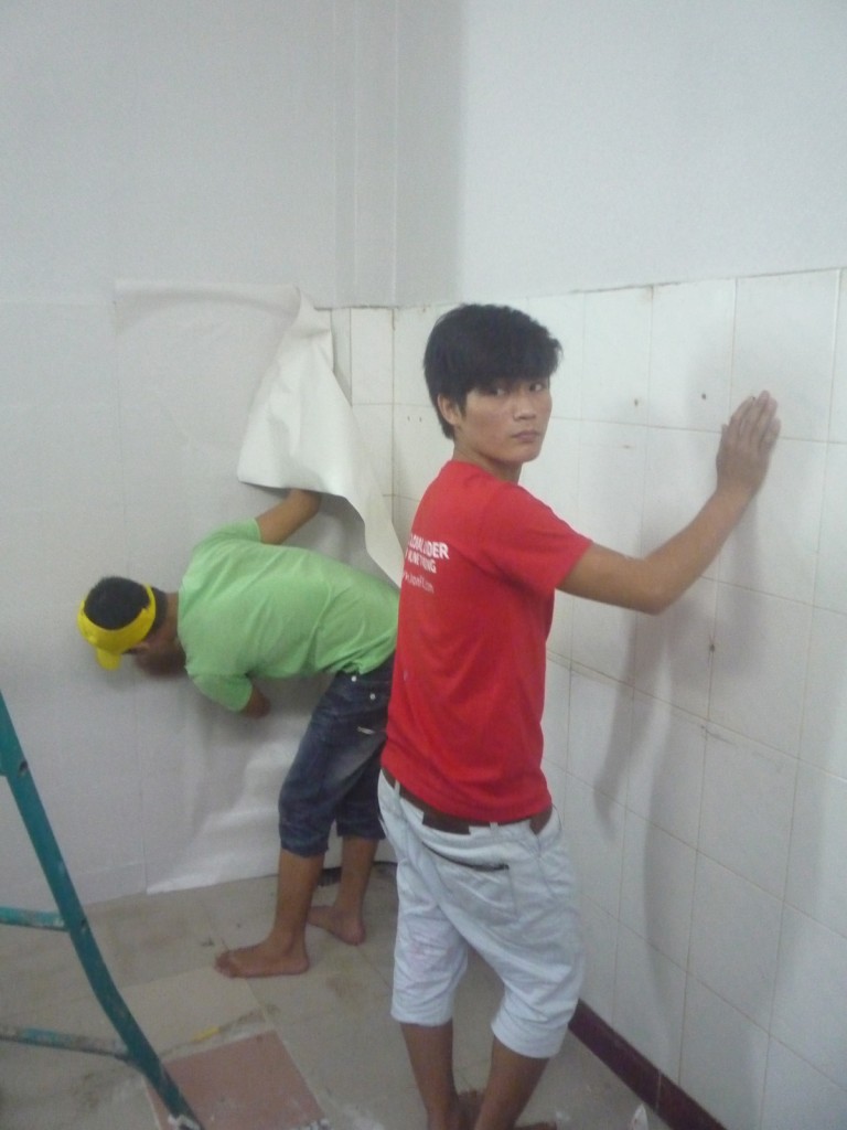 nhân viên thi công giấy dán tường