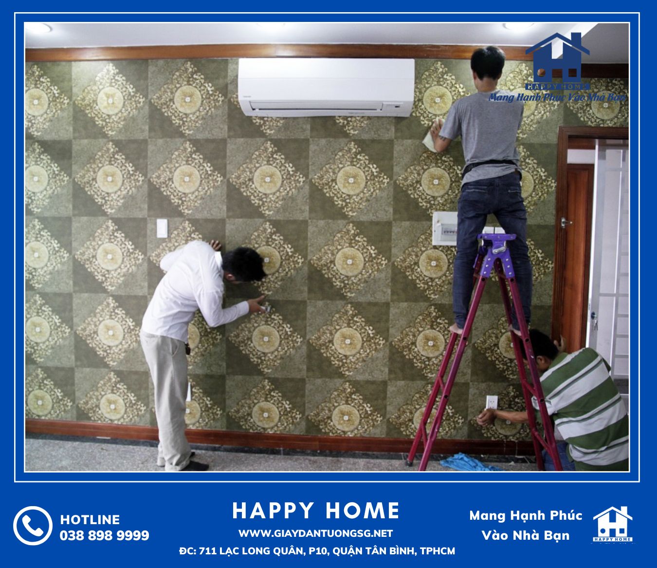 Đội ngũ Happy Home đang thi công giấy dán tường đẹp cho khách hàng
