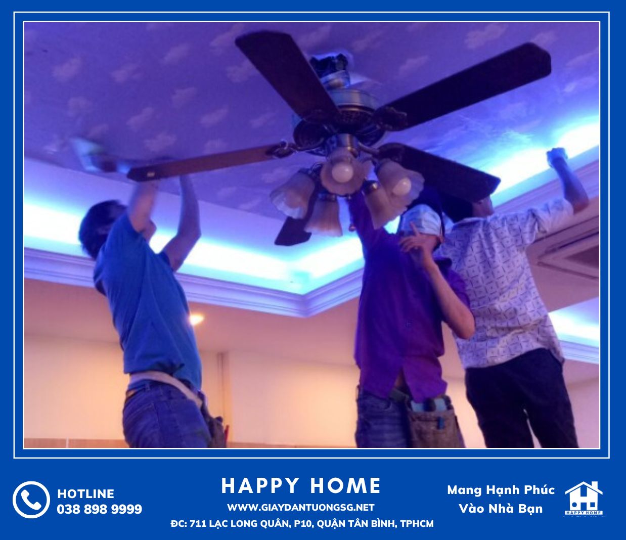 Đội ngũ Happy Home phối hợp cùng nhau thi công giấy dán tường trần nhà