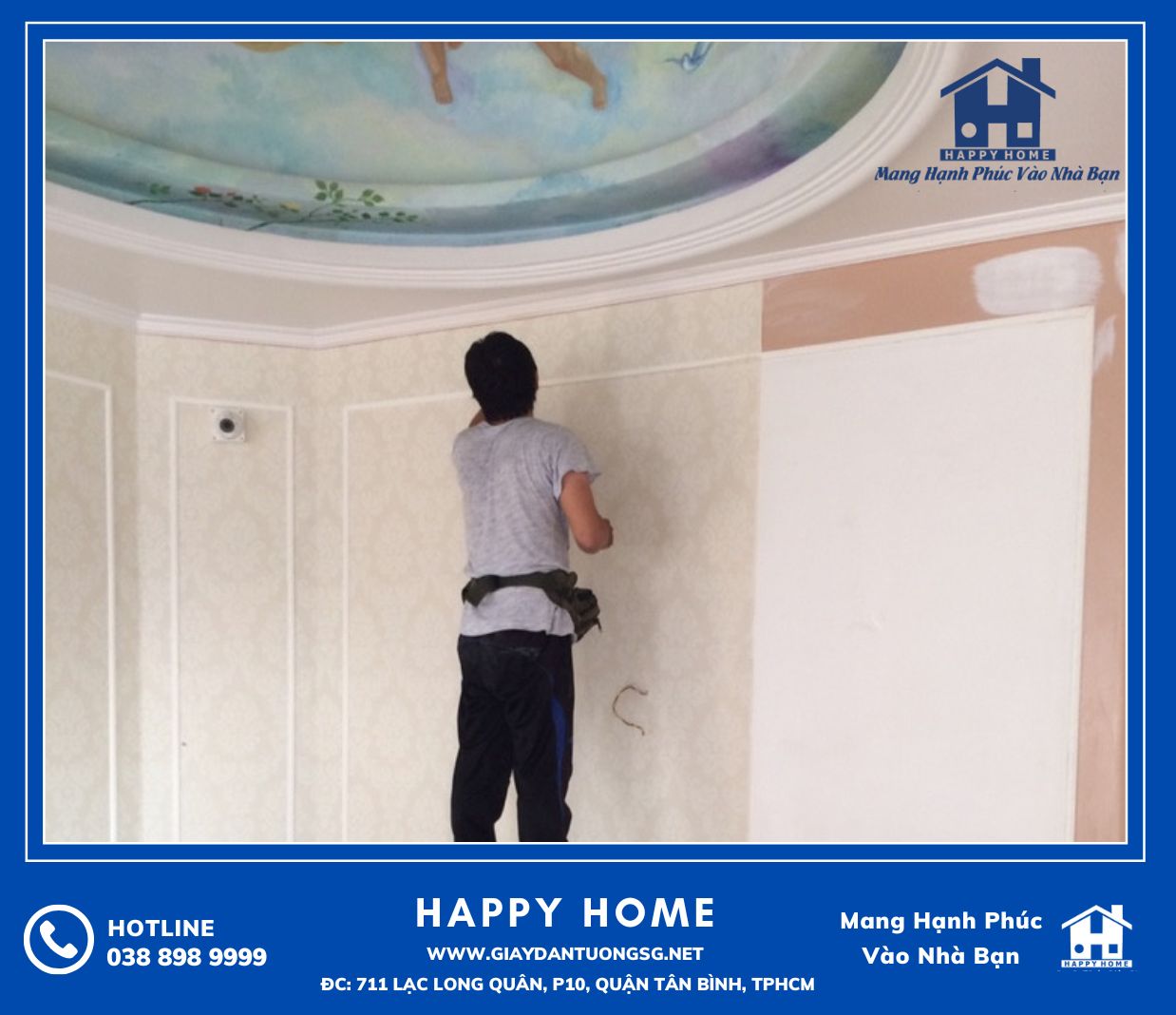 Hình ảnh thực tế đội ngũ Happy Home đang thi công giấy dán tường cầu thang tại chung cư