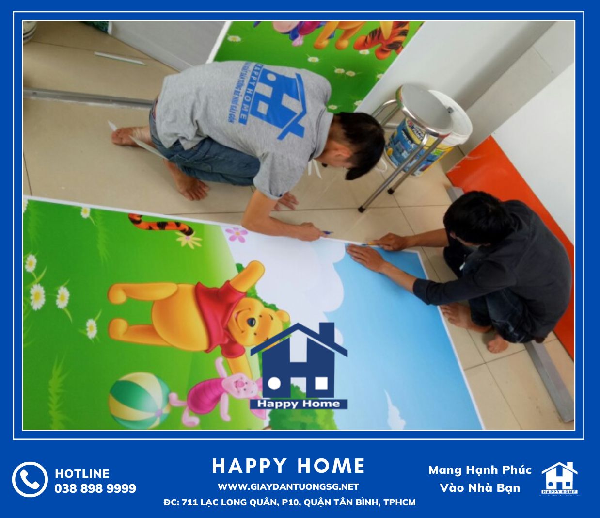 Đội ngũ Happy Home thi công giấy dán tường 3D cho khách hàng