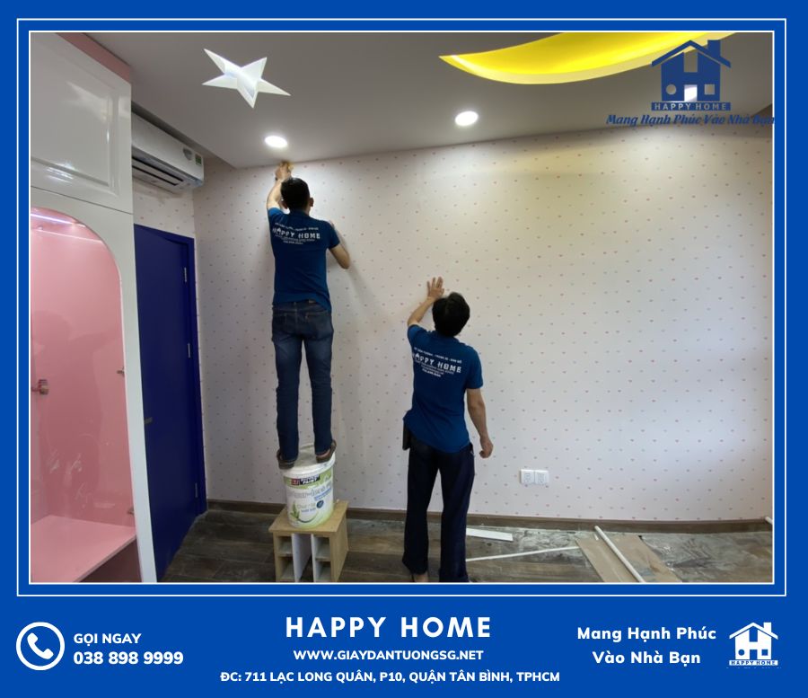 Hình ảnh đội ngũ Happy Home đang thi công giấy dán tường cho khách hàng