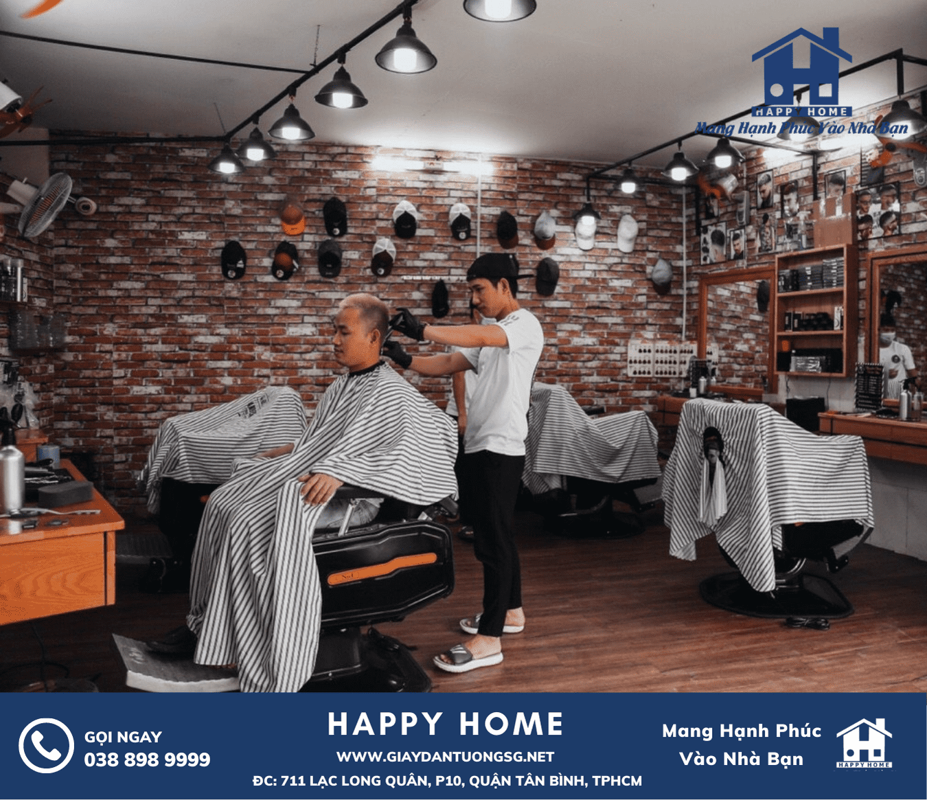 Hình ảnh salon tóc của khách hàng được trang trí giấy dán tường giả gạch đẹp và thu hút nhiều khách hàng