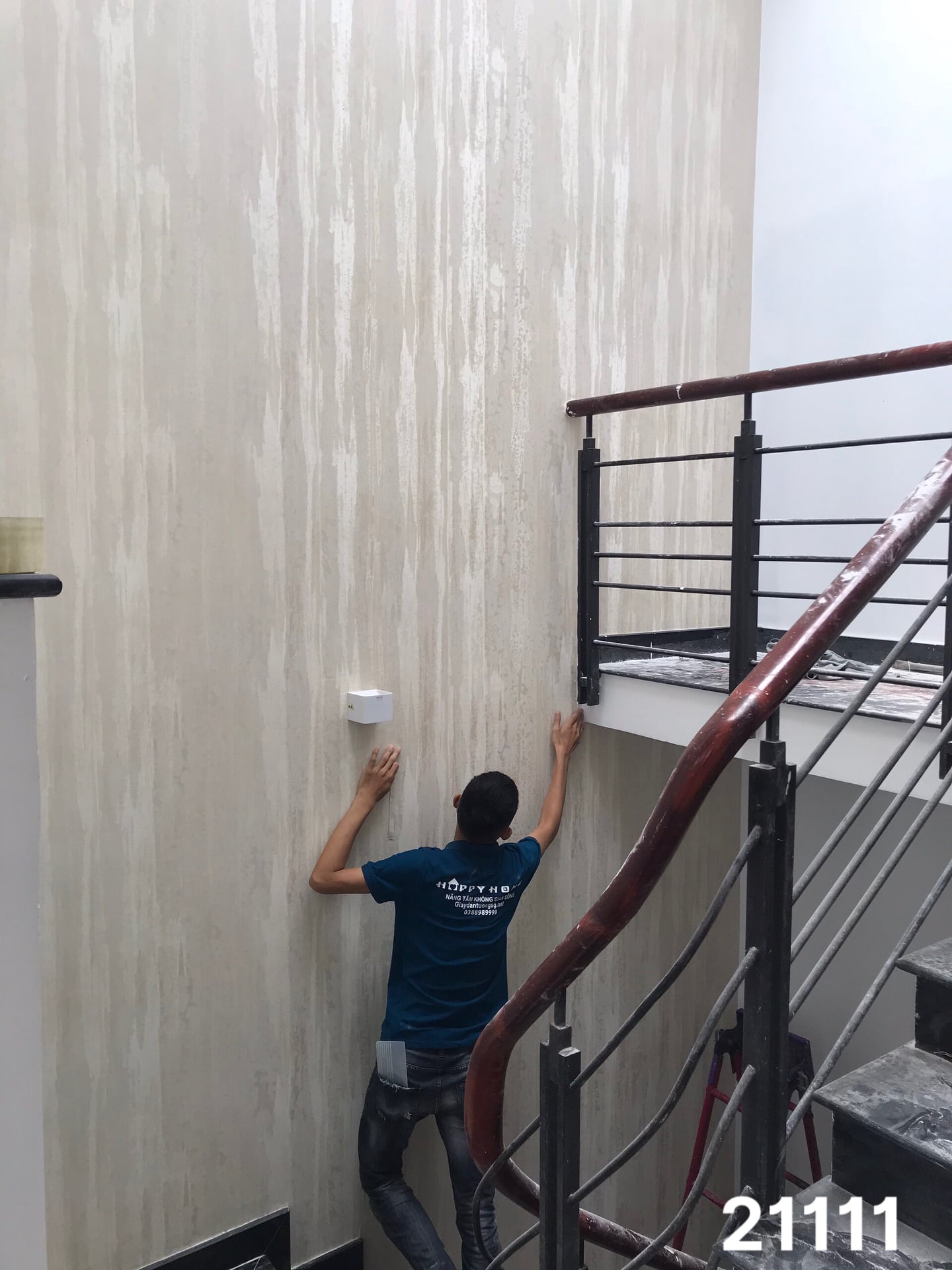 Thi công giấy dán tường cho căn hộ chung cư