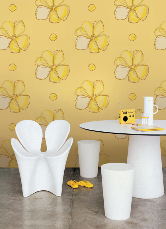 Không gian căn phòng được trang trí bởi giấy dán tường màu vàng cho người mạng thổ
